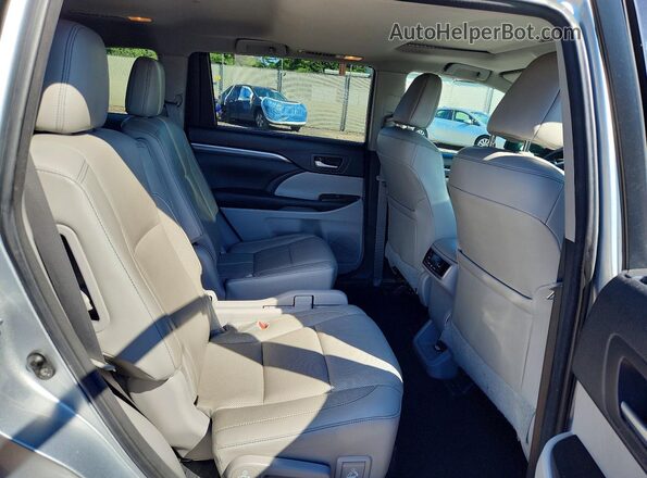 5TDDZRFH0HS428345 2017 TOYOTA HIGHLANDER Silver Вид задньої частини салону