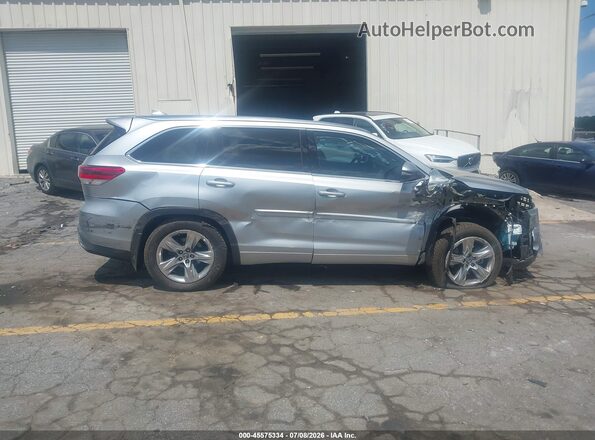 5TDDZRFH0JS847608 2018 TOYOTA HIGHLANDER Silver უკანა სალონის ხედი