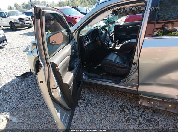 5TDDZRFH2KS920267 2019 TOYOTA HIGHLANDER Silver Вид салону спереду