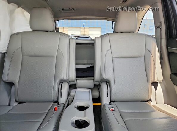 5TDDZRFH2KS927008 2019 TOYOTA HIGHLANDER Silver Rear seats view