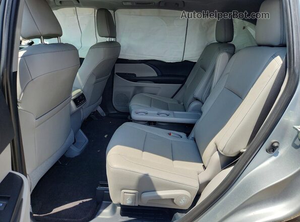 5TDDZRFH2KS927008 2019 TOYOTA HIGHLANDER Silver Rear interior view
