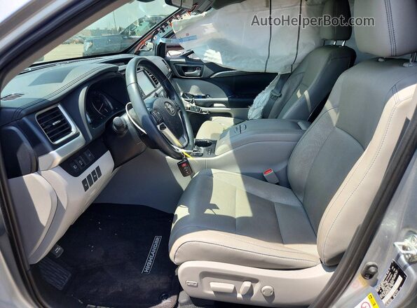 5TDDZRFH2KS927008 2019 TOYOTA HIGHLANDER Silver Front interior view
