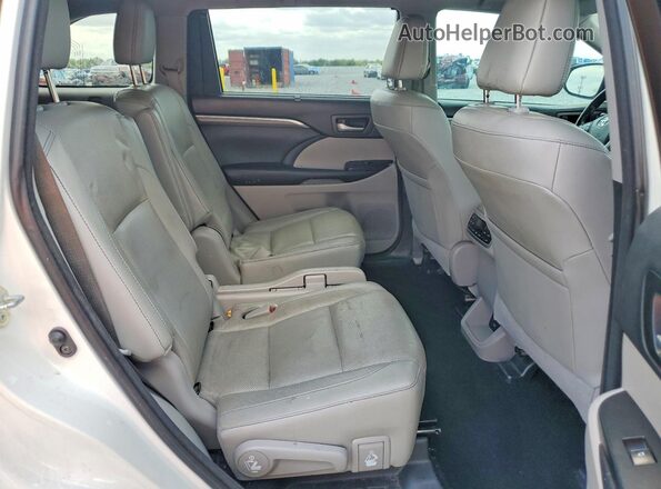 5TDDZRFH7JS896191 2018 TOYOTA HIGHLANDER White Widok wnętrza z tyłu