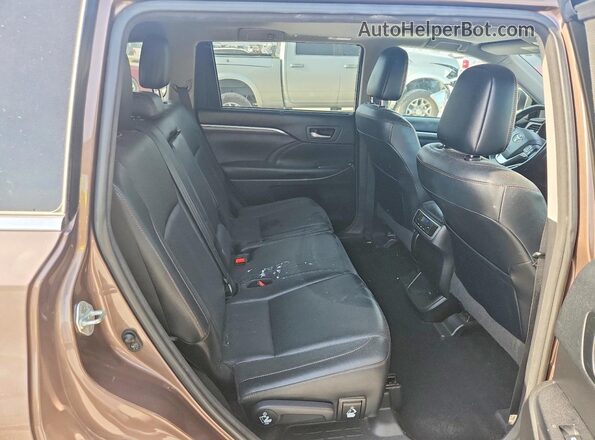 5TDDZRFH8HS446317 2017 TOYOTA HIGHLANDER Brown უკანა სალონის ხედი
