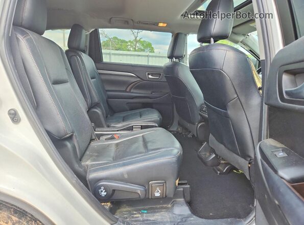 5TDDZRFH8KS995748 2019 TOYOTA HIGHLANDER White Rear interior view