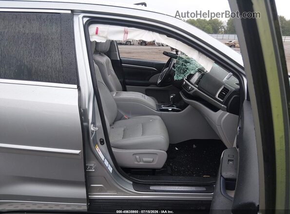 5TDDZRFH9HS456418 2017 TOYOTA HIGHLANDER Silver Widok wnętrza z przodu