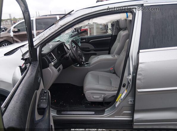5TDDZRFH9HS456418 2017 TOYOTA HIGHLANDER Silver Widok wnętrza z tyłu