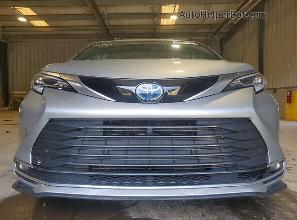 5TDESKFC4PS104785 2023 TOYOTA SIENNA Silver Вид спереду