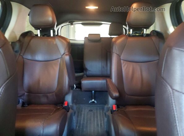 5TDESKFC4PS104785 2023 TOYOTA SIENNA Silver Вид задніх сидінь