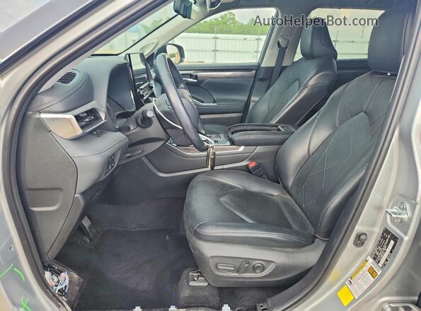 5TDFARAH5MS012423 2021 TOYOTA HIGHLANDER Silver წინა სალონის ხედი