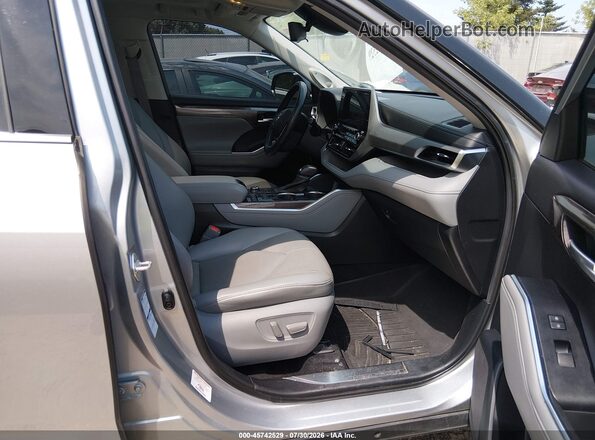 5TDFZRBH5LS052281 2020 TOYOTA HIGHLANDER Silver Front interior view