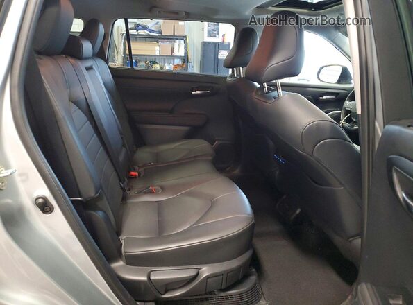 5TDGBRCH8LS503663 2020 TOYOTA HIGHLANDER Silver Вид задньої частини салону