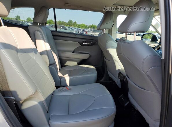 5TDGZRAH9LS012307 2020 TOYOTA HIGHLANDER Silver Widok wnętrza z tyłu