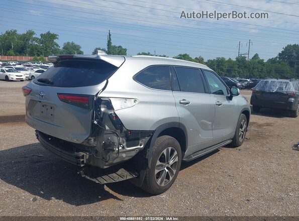 5TDGZRBH0NS196019 2022 TOYOTA HIGHLANDER Silver Tył prawy