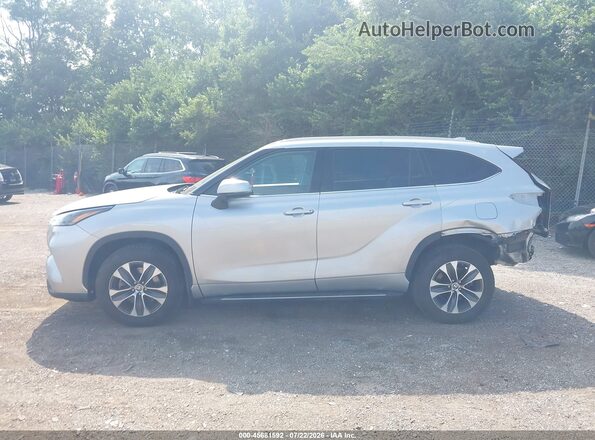 5TDGZRBH0NS196019 2022 TOYOTA HIGHLANDER Silver Widok wnętrza 360 stopni