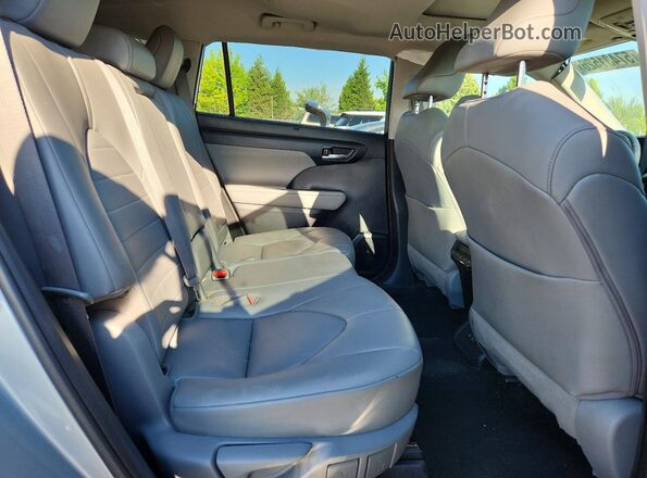 5TDGZRBH3LS045995 2020 TOYOTA HIGHLANDER Silver Rear interior view
