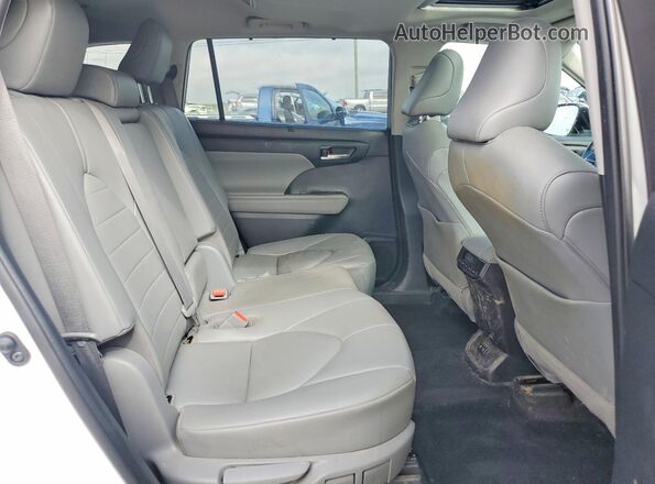 5TDGZRBH4MS137618 2021 TOYOTA HIGHLANDER White Widok wnętrza z tyłu