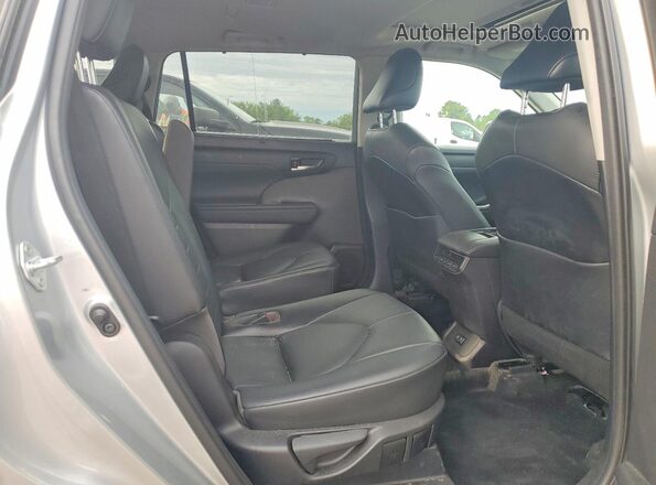 5TDGZRBH8MS539433 2021 TOYOTA HIGHLANDER Silver Rear interior view