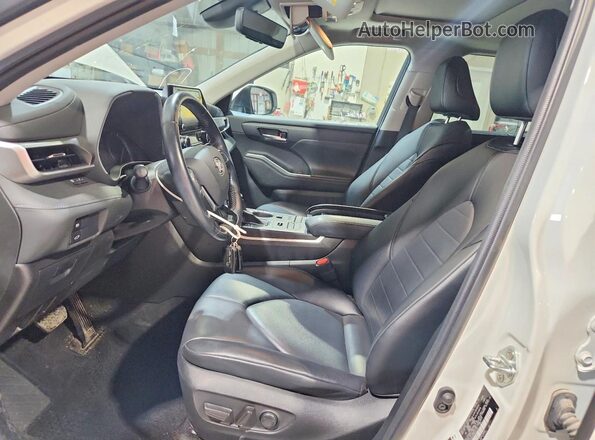 5TDGZRBH8MS541747 2021 TOYOTA HIGHLANDER White Вид салону спереду
