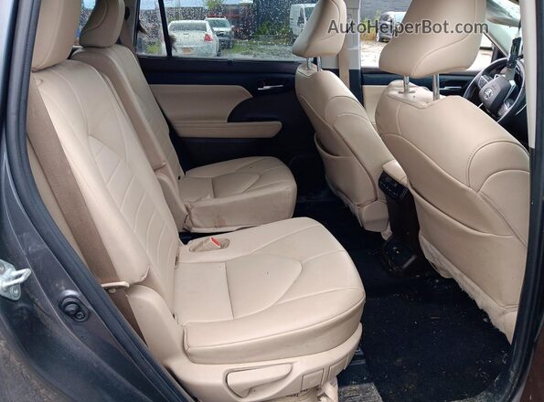 5TDGZRBHXMS115848 2021 TOYOTA HIGHLANDER Gray Widok tylnych siedzeń