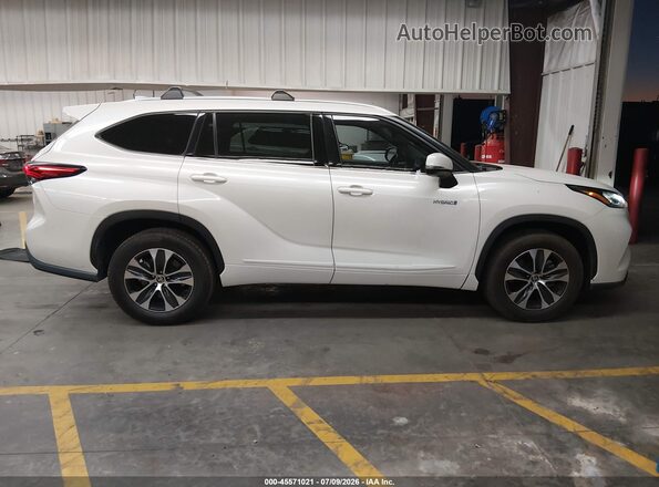 5TDHARAH9LS500801 2020 TOYOTA HIGHLANDER Cream Rear interior view