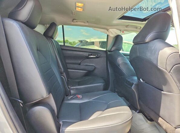 5TDHZRAH2LS501409 2020 TOYOTA HIGHLANDER Silver Rear interior view