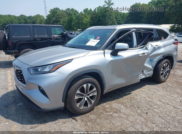 5TDHZRAH6LS012284 2020 TOYOTA HIGHLANDER Silver Vista tres cuartos delantera izquierda