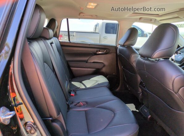 5TDHZRBH0NS593539 2022 TOYOTA HIGHLANDER Black Widok tylnych siedzeń
