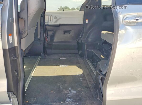 5TDJRKEC3SS267254 2025 TOYOTA SIENNA Silver Widok wnętrza z tyłu