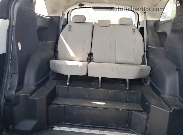 5TDJRKEC3SS267254 2025 TOYOTA SIENNA Silver Widok tylnych siedzeń