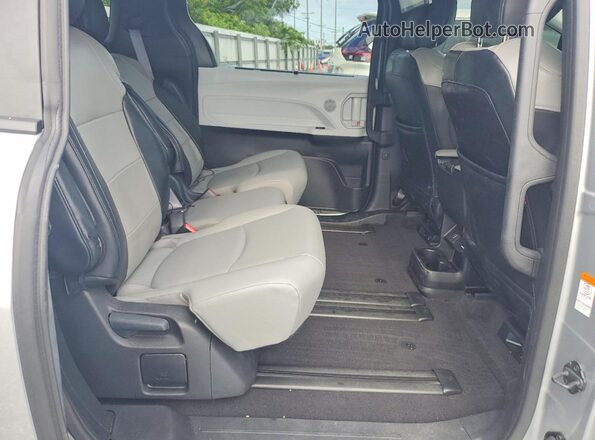 5TDJRKEC8SS269050 2025 TOYOTA SIENNA Silver Սալոնի հետևի տեսք
