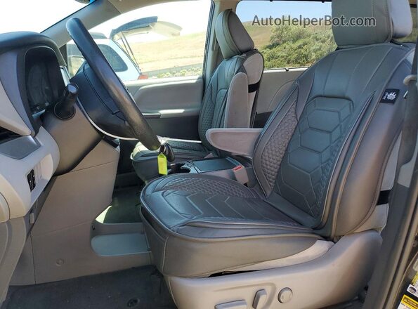 5TDJZ3DC0HS151817 2017 TOYOTA SIENNA Черный Вид салона спереди