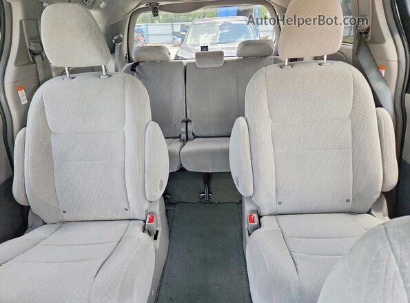 5TDJZ3DC2HS146392 2017 TOYOTA SIENNA Silver Հետևի նստատեղերի տեսք