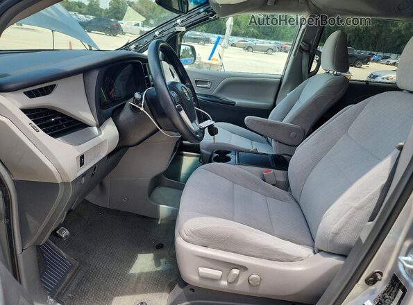5TDJZ3DC2HS146392 2017 TOYOTA SIENNA Silver Սալոնի դիմացի տեսք