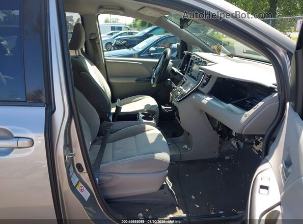 5TDJZ3DC3JS204922 2018 TOYOTA SIENNA Silver Вид салону спереду