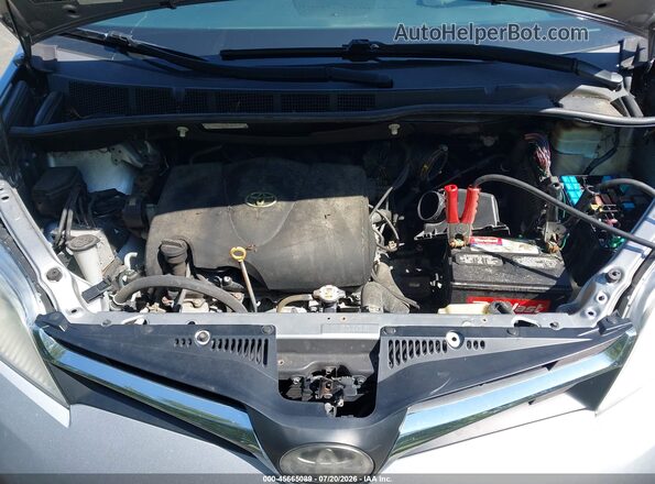 5TDJZ3DC3JS204922 2018 TOYOTA SIENNA Silver Вид ззаду