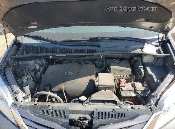 5TDJZ3DC5HS153918 2017 TOYOTA SIENNA Gray Vista del compartimento del motor