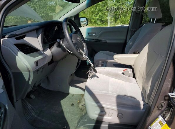 5TDJZ3DC5HS153918 2017 TOYOTA SIENNA Gray Vista interior delantera