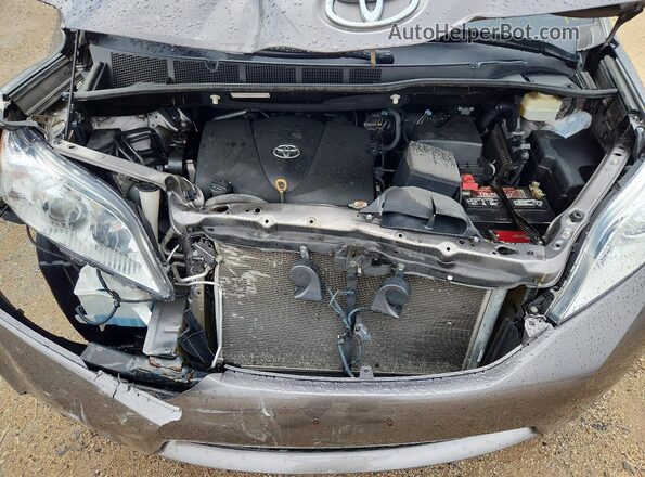 5TDJZ3DC5HS183808 2017 TOYOTA SIENNA Gray Widok komory silnika