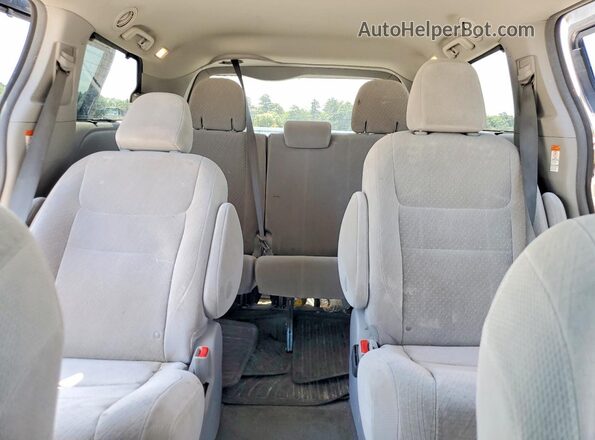 5TDJZ3DC9HS177686 2017 TOYOTA SIENNA Blue Widok tylnych siedzeń