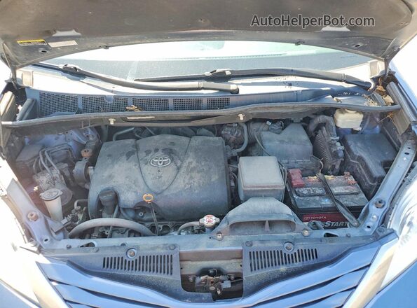 5TDJZ3DC9HS177686 2017 TOYOTA SIENNA Blue Widok komory silnika