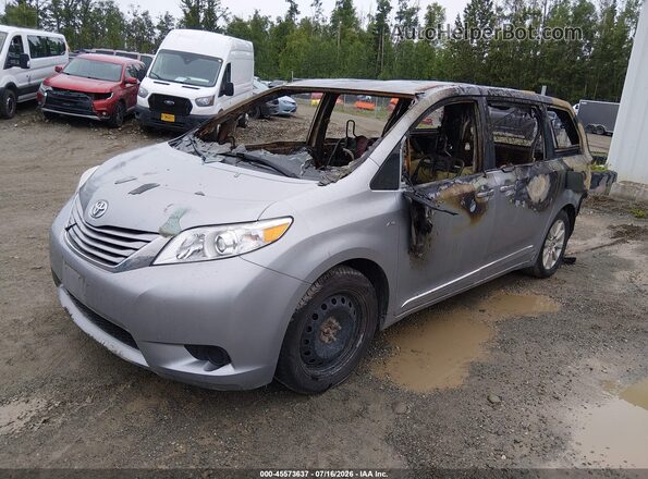 5TDJZ3DCXHS168172 2017 TOYOTA SIENNA Light Blue Przód lewy