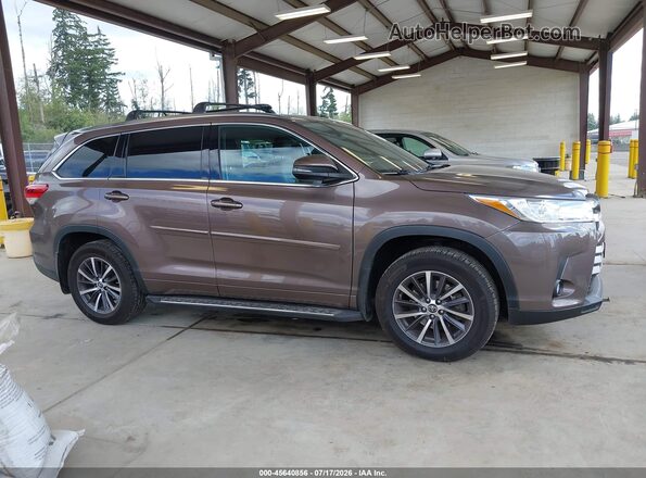 5TDJZRFH0HS374600 2017 TOYOTA HIGHLANDER Brown Widok wnętrza z tyłu