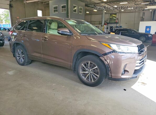 5TDJZRFH0HS376783 2017 TOYOTA HIGHLANDER Желто-коричневый Передняя правая четверть