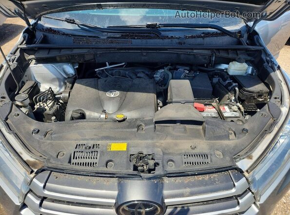 5TDJZRFH0HS508974 2017 TOYOTA HIGHLANDER Silver Вид задньої частини салону