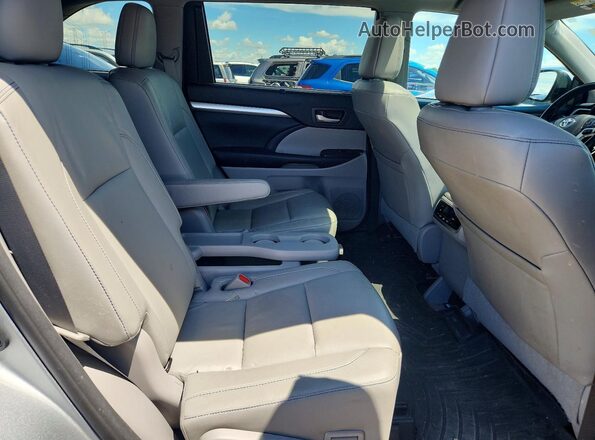 5TDJZRFH0HS508974 2017 TOYOTA HIGHLANDER Silver Вид задніх сидінь