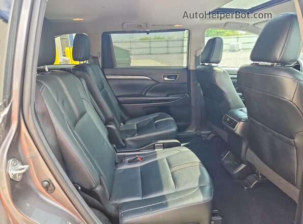 5TDJZRFH0JS544119 2018 TOYOTA HIGHLANDER Gray Rear interior view