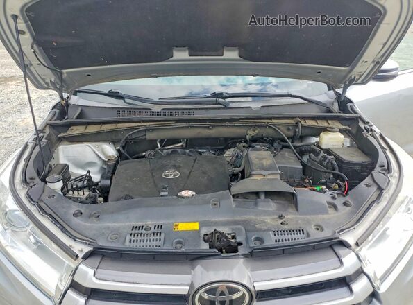 5TDJZRFH1JS557753 2018 TOYOTA HIGHLANDER Silver უკანა სალონის ხედი