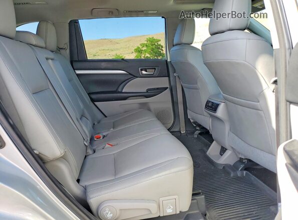 5TDJZRFH1JS560362 2018 TOYOTA HIGHLANDER Silver Rear interior view