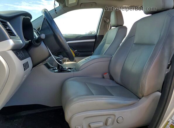 5TDJZRFH1JS560362 2018 TOYOTA HIGHLANDER Silver Front interior view